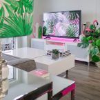 Salon avec mobilier moderne et lumière led rose sous la télé