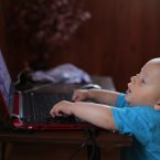 Un jeune enfant, bébé devant un ordinateur